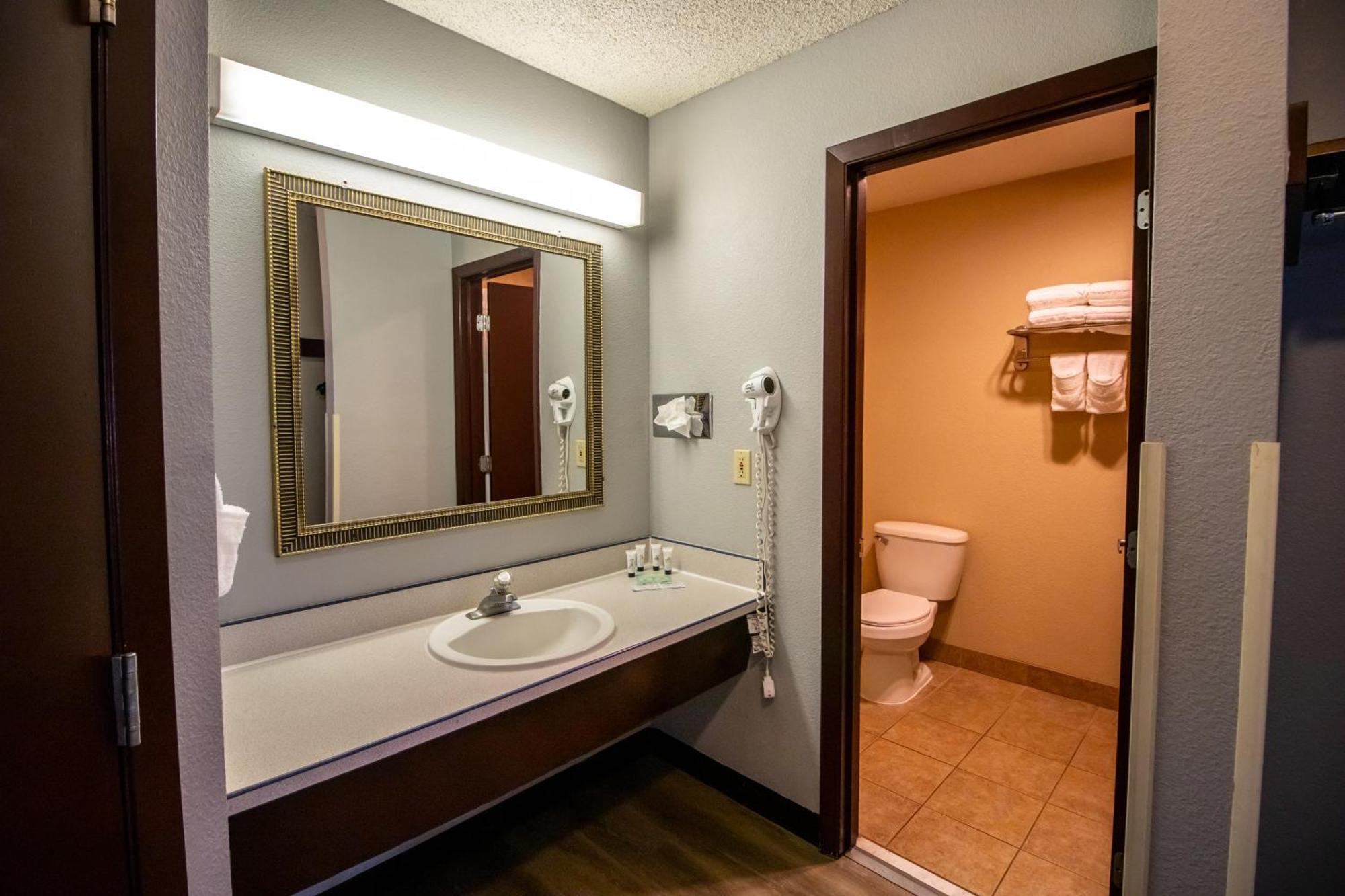 Red Lion Inn & Suites Vancouver Exterior foto
